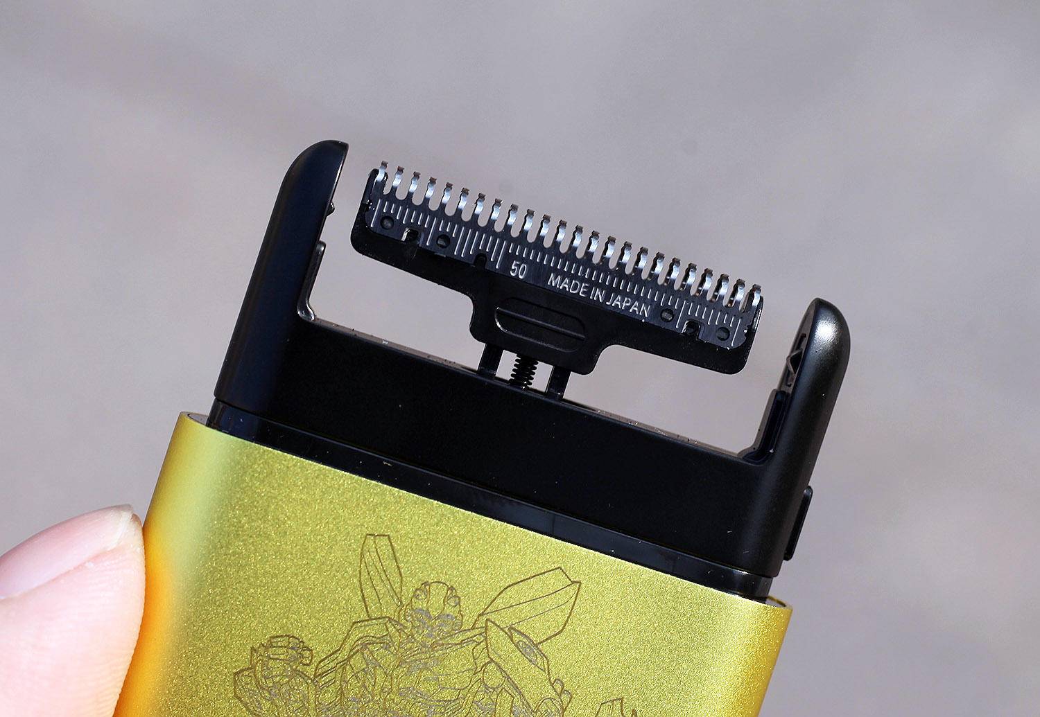 变形金刚剃须刀 (变形金刚多功能小刀测评)