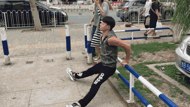 如果肌肉男出来摆地摊，要卖些什么？卖榴莲的“周杰伦”是亮点