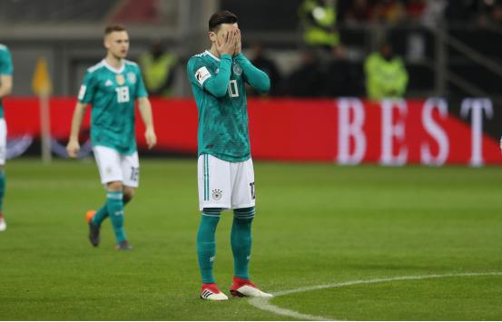 厄齐尔退出德国国家队,德媒披露厄齐尔与德国队的恩怨