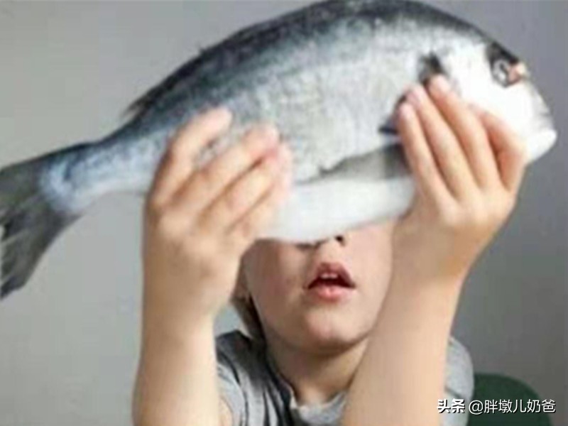 小女孩喉咙卡鱼刺,宝妈卡鱼刺