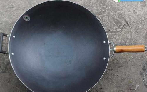 家用怎样做铁锅才能永远不生锈,生锈的铁锅别扔了学会这个小窍门