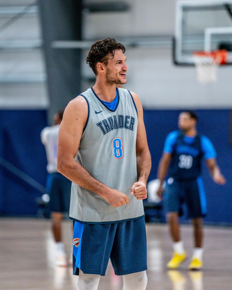 恭喜保罗进入西决,加里纳利隔扣霍华德