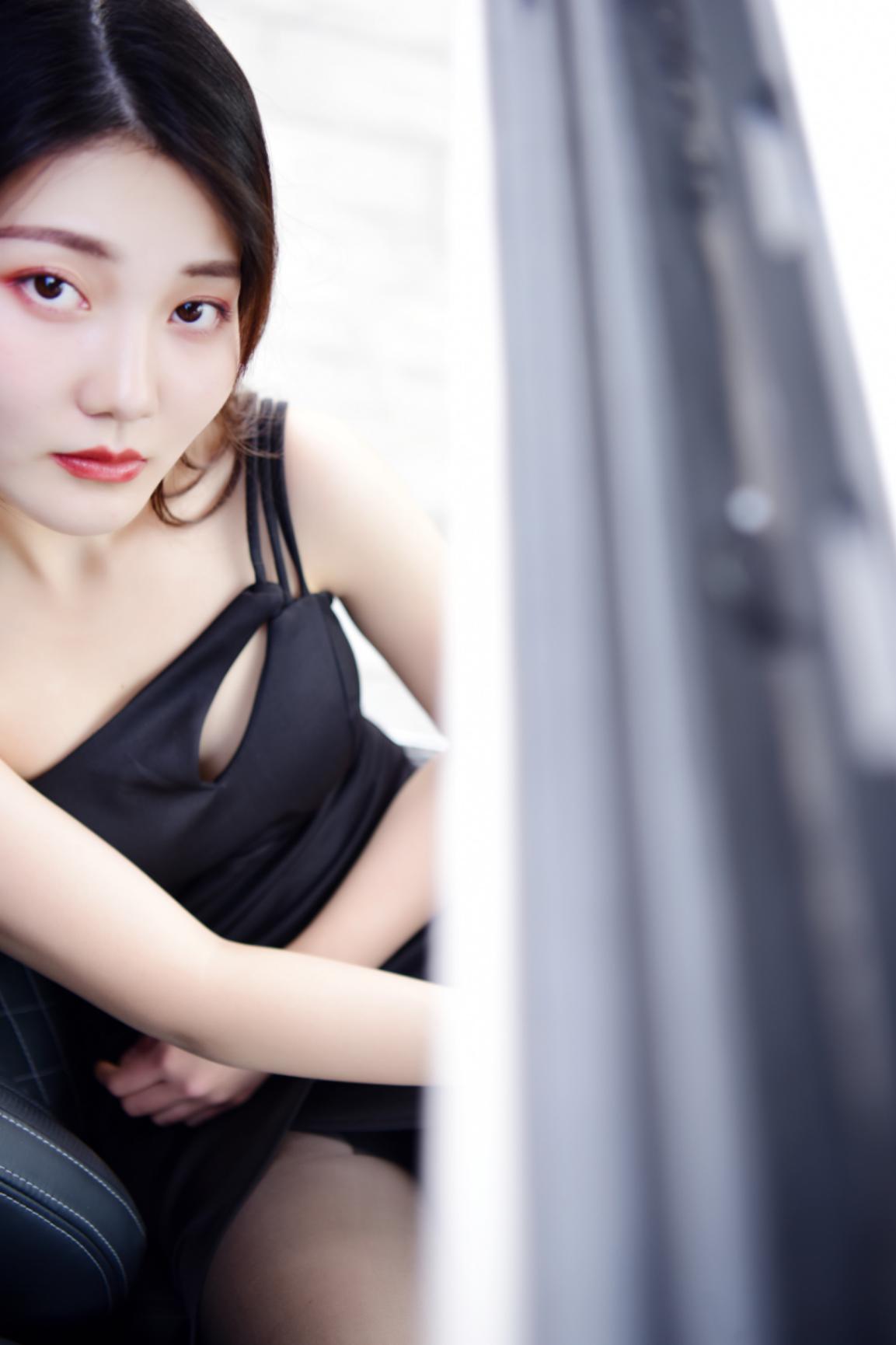 性感女神来袭，看小艾如何低档黑丝长腿的极致诱惑