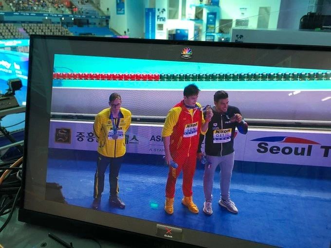 霍顿拒绝与孙杨合影，还鼓动季军也不要上领奖台