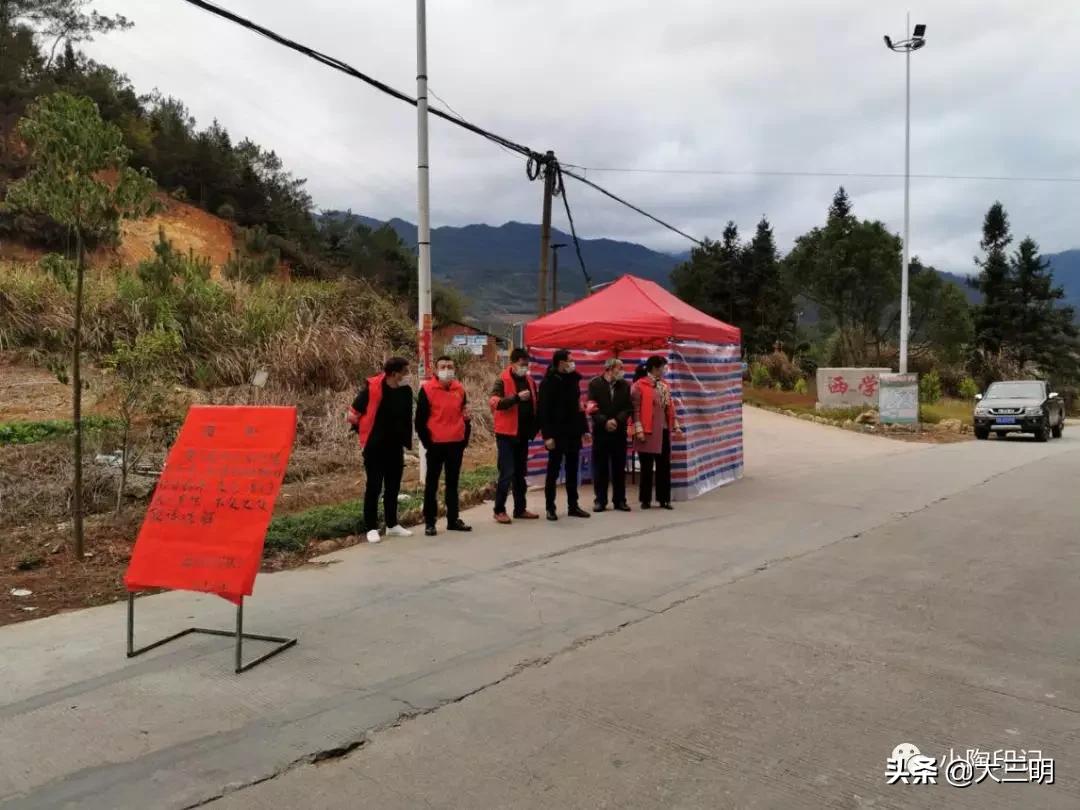 一抹志愿红点亮文明城,一抹志愿红一颗志愿心