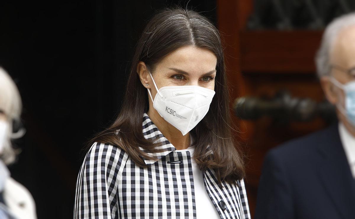 长白头发拔一根长十根是真的吗,拔一根白头发长十根白头发真的吗