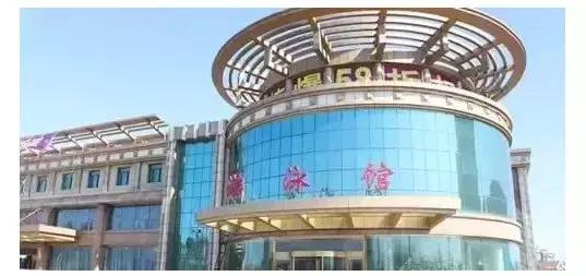 游泳池是夏季避暑的好地方,夏天去游泳馆避暑