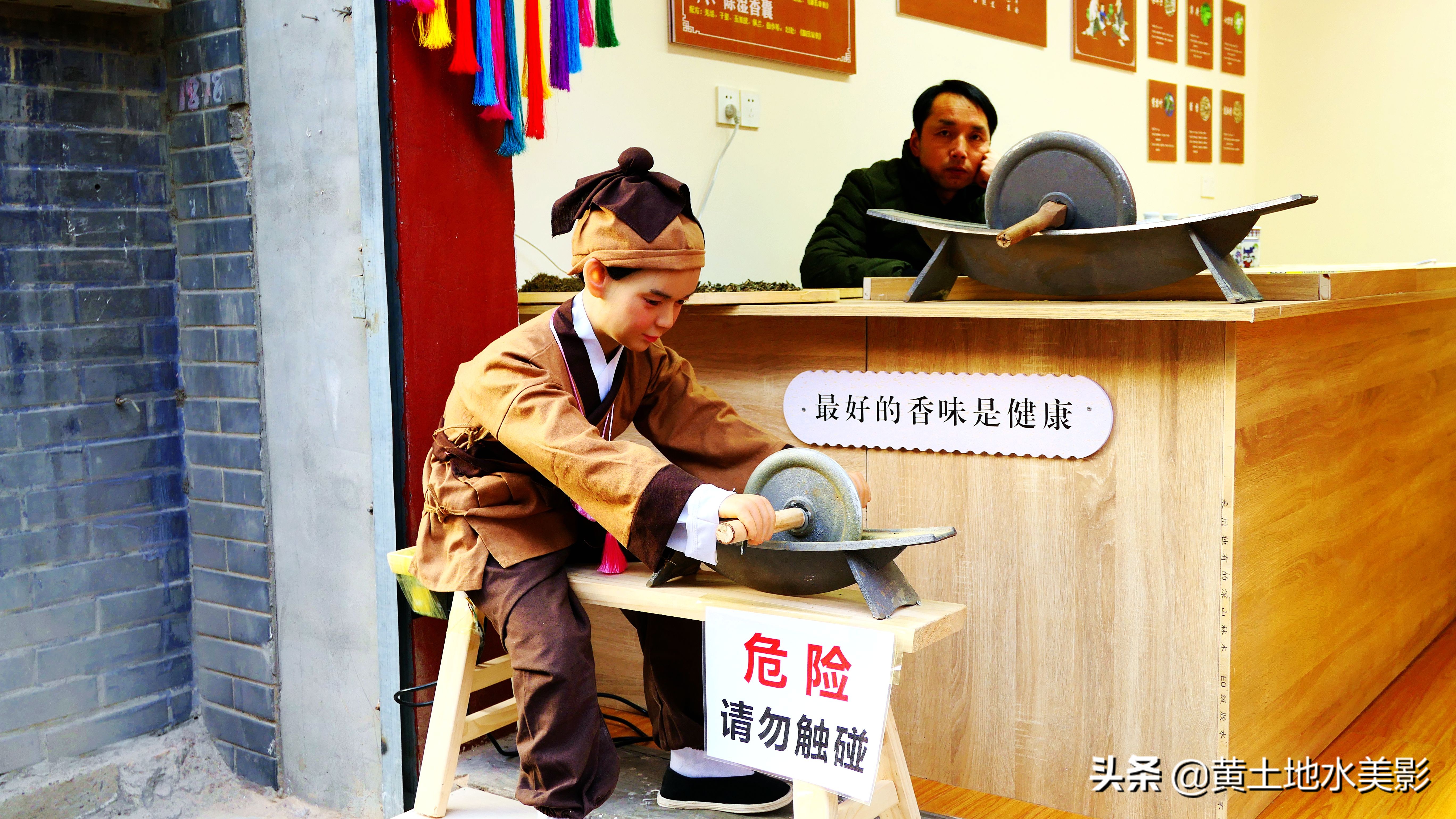 一群鸽子绕鼓楼盘旋,一家老外吃在洛阳,漫步在洛阳老城的街上