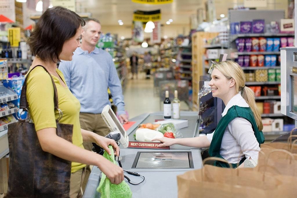 大妈做前台收银，月薪5千，一周后却离职，网友：要我也不干