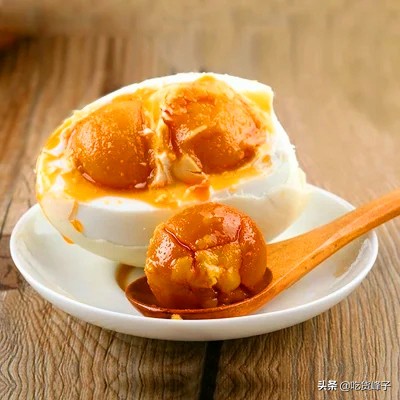 咸鸭蛋黄变黑是怎么回事还能吃吗,爱吃鸭蛋会胖吗