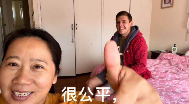 中国网红大妈嫁澳洲小伙被骂母子恋,发视频怒怼网暴,郭家铭吃瓜