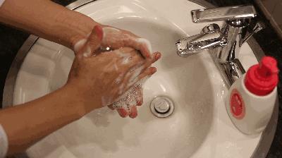 手上痒痒的小水泡，是过敏还是湿气重？教你这样处理它