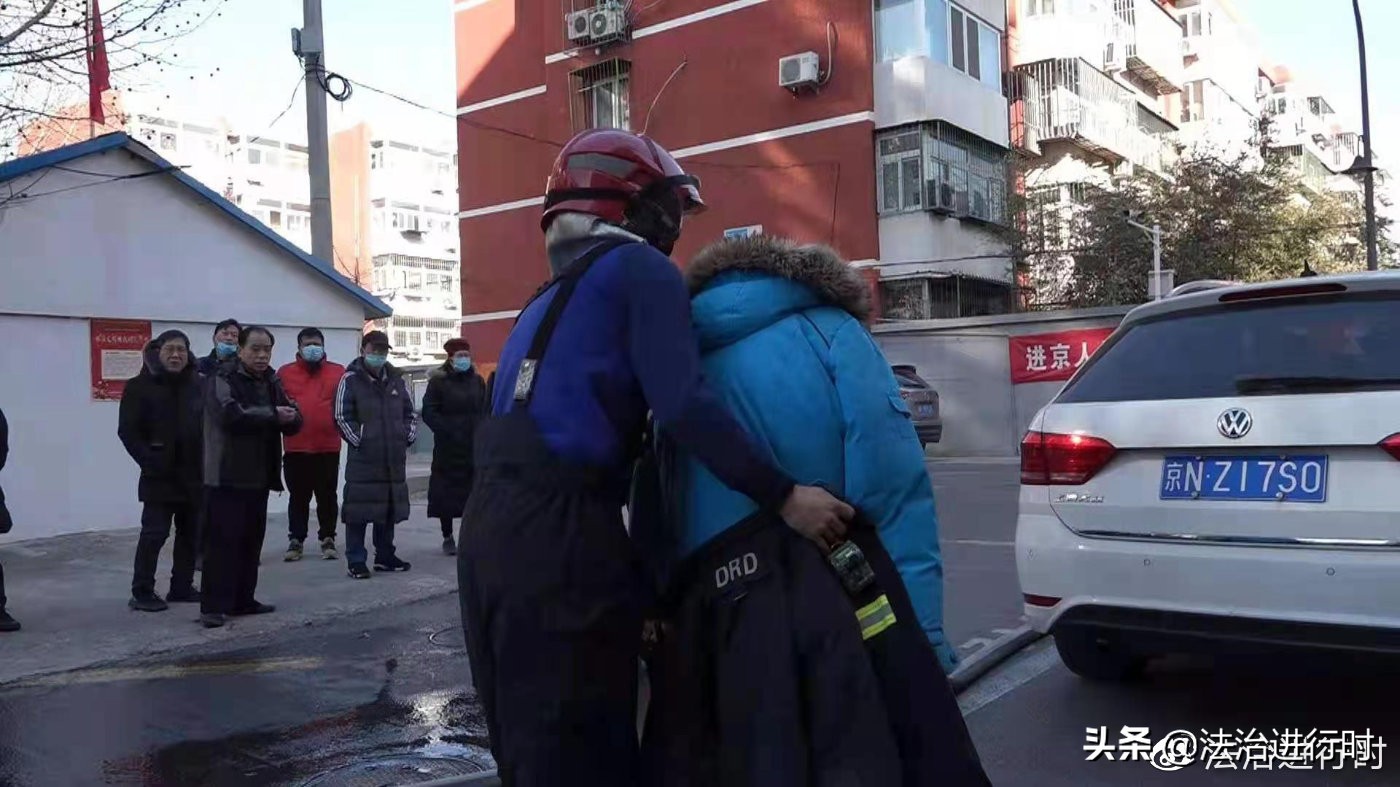 火灾现场一女子逃生,家中起火女子被消防员救出