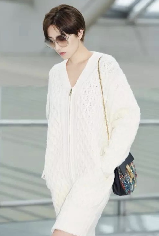 天生“大脸”怎么办？入秋穿毛衣时要注意到这3点，不然太尴尬了