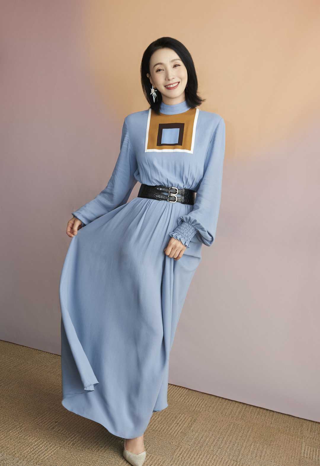 陶虹穿粉红裙很美,陶虹身穿流苏白裙气质十足