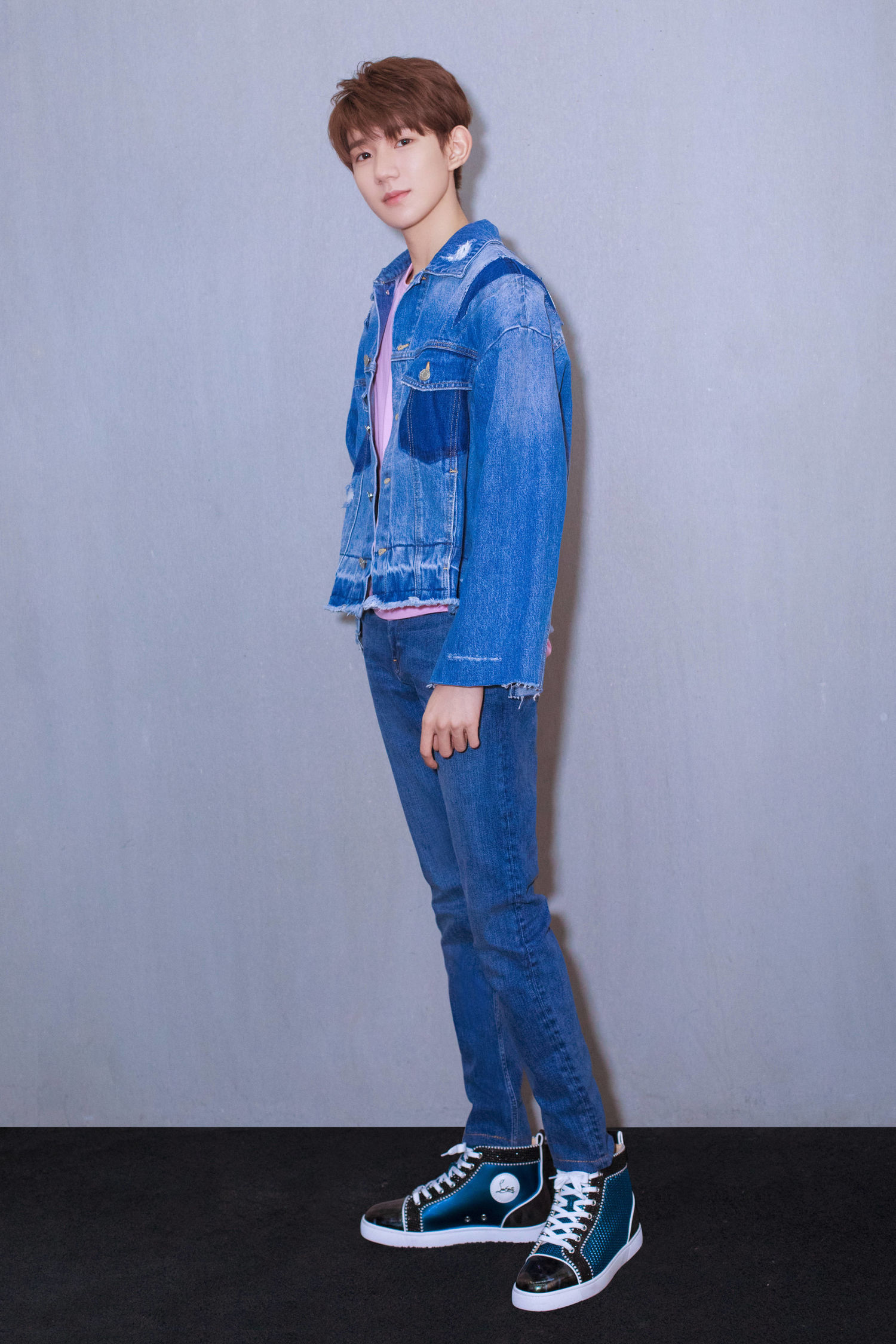 首例明星养成的制度，诞生出的璀璨少年，万众可倾——TFBOYS