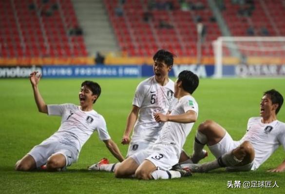 外媒评韩国选手怒砸球拍被观众骂,韩国国青脚踩奖杯