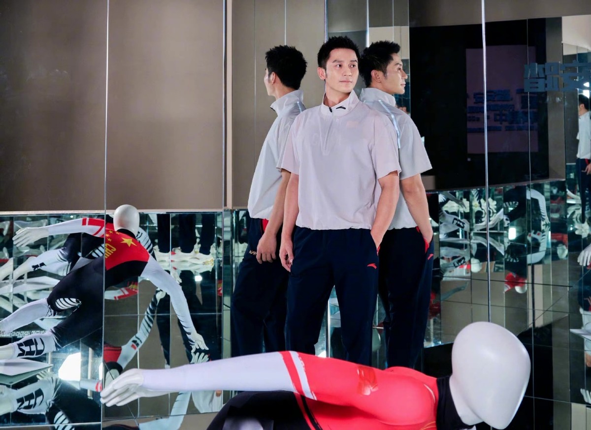 关晓彤礼服现身,高端黑色礼服关晓彤