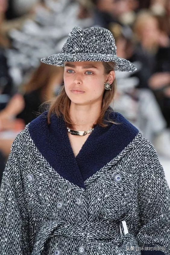 适合冬季脸大显脸小的帽子 (大圆脸适合什么帽子秋冬)