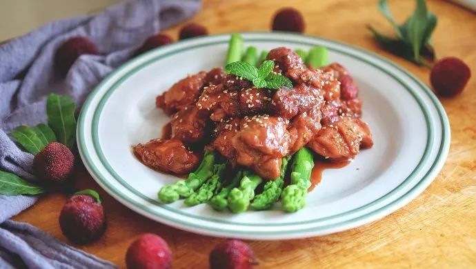 你吃过蘸酱油的杨梅吗,杨梅吃法蘸盐