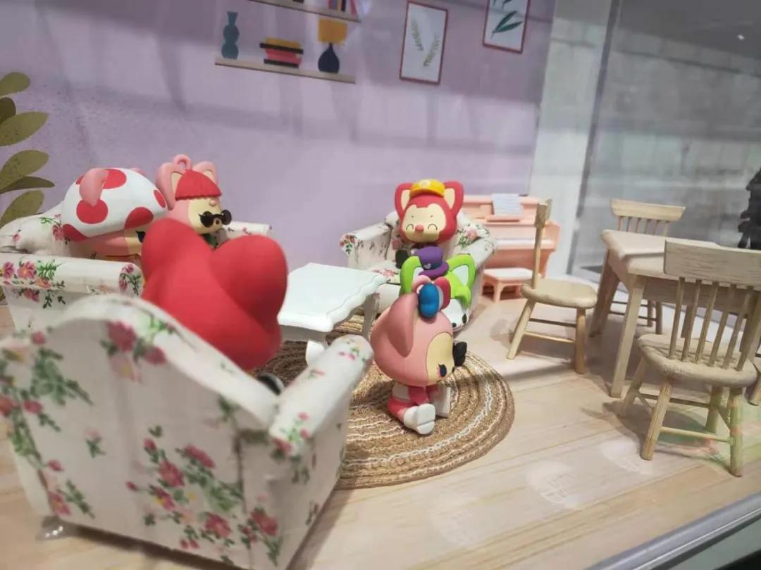 探店｜KK集团潮玩店X11：联名手办火热，背后是年轻人的情绪投射