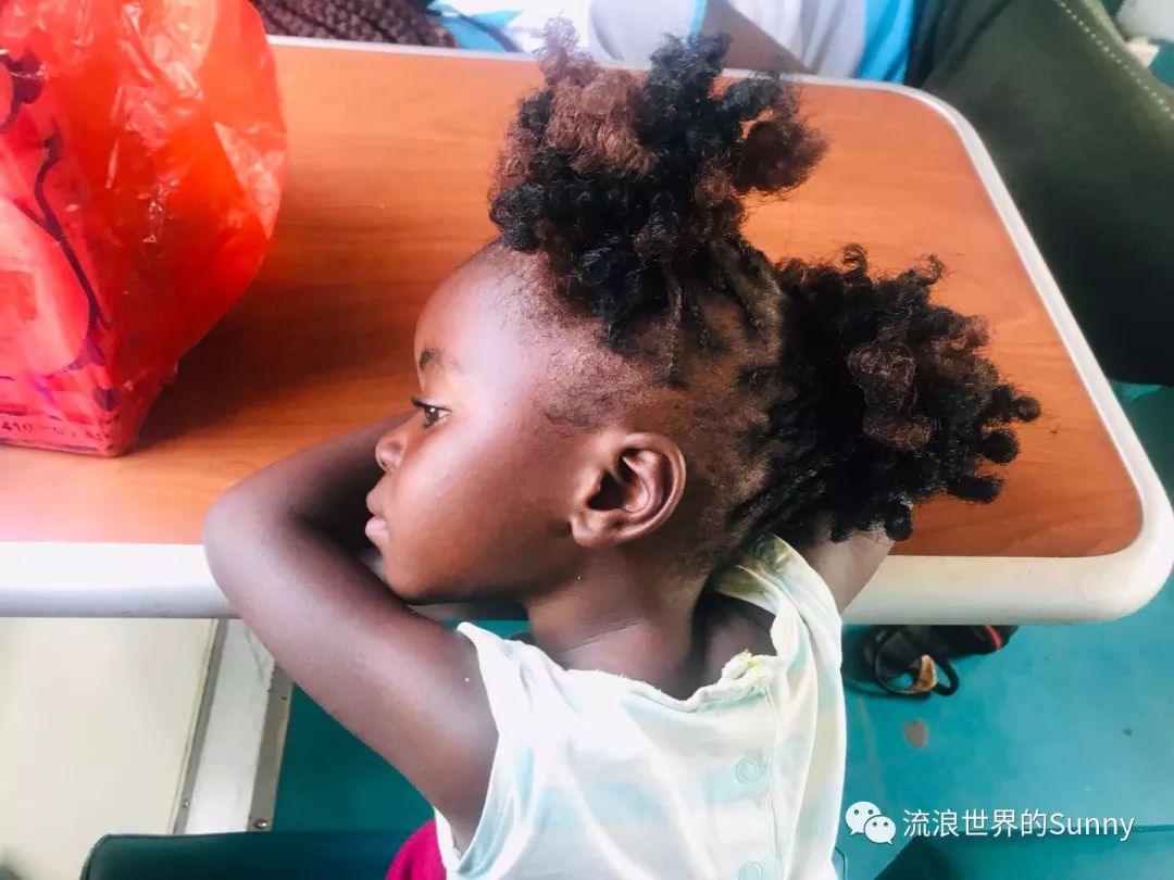 流浪非洲，乘坐中国援建火车去赞比亚，满满的亲切