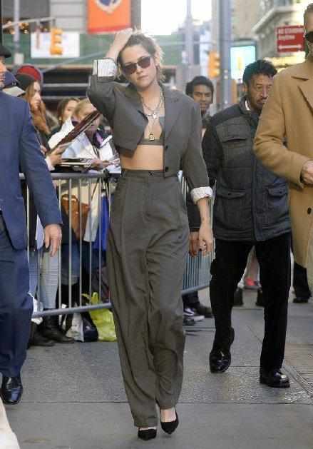 31岁暮光女罕见穿华丽裙装 (暮光蓝小西装搭配)