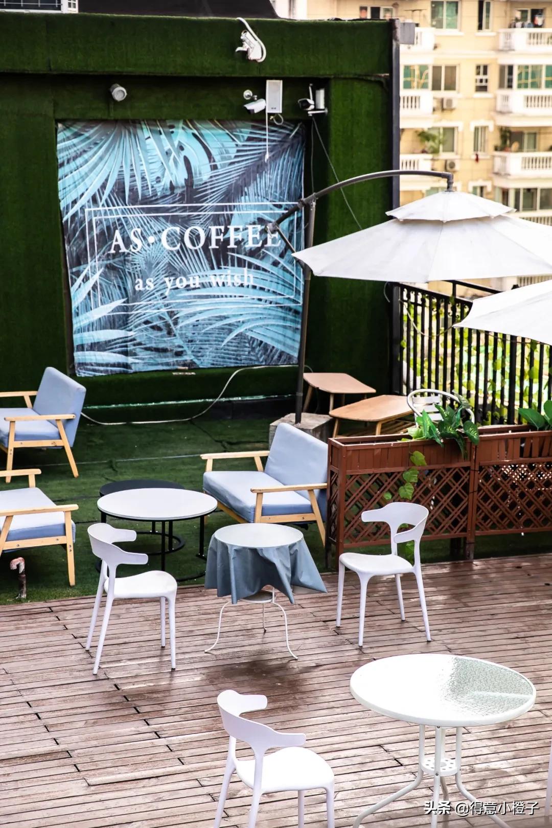 楼顶喝酒看日出,楼顶喝酒夜景视频实拍