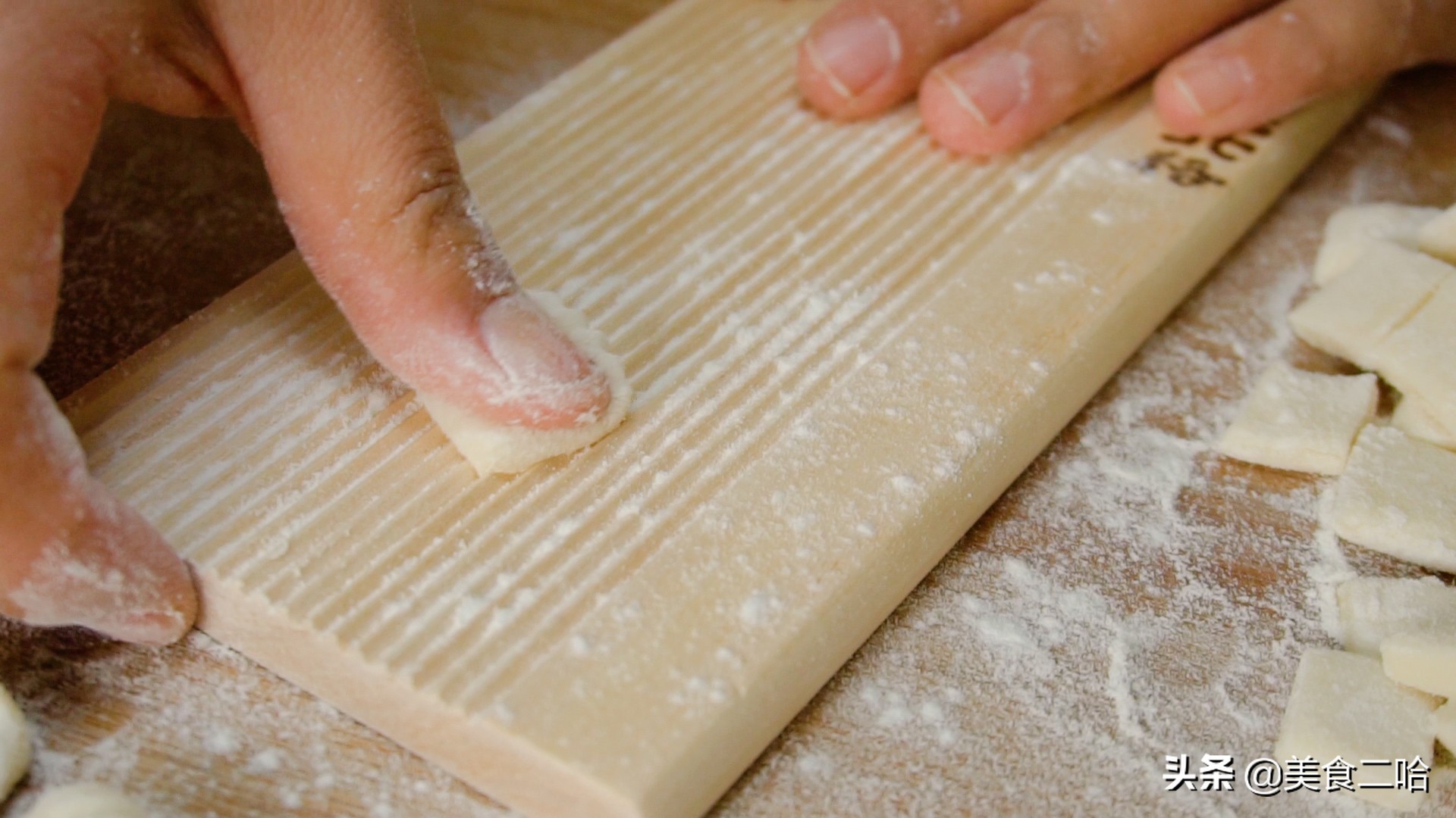 做陕西麻食又软又好吃,陕西人顿顿都离不开的辣子酱夹馍