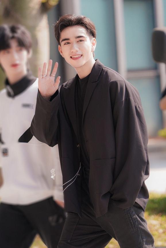 人间最清醒秀粉，《创4》米卡粉为利路修砸两万，笋丝表示要退还