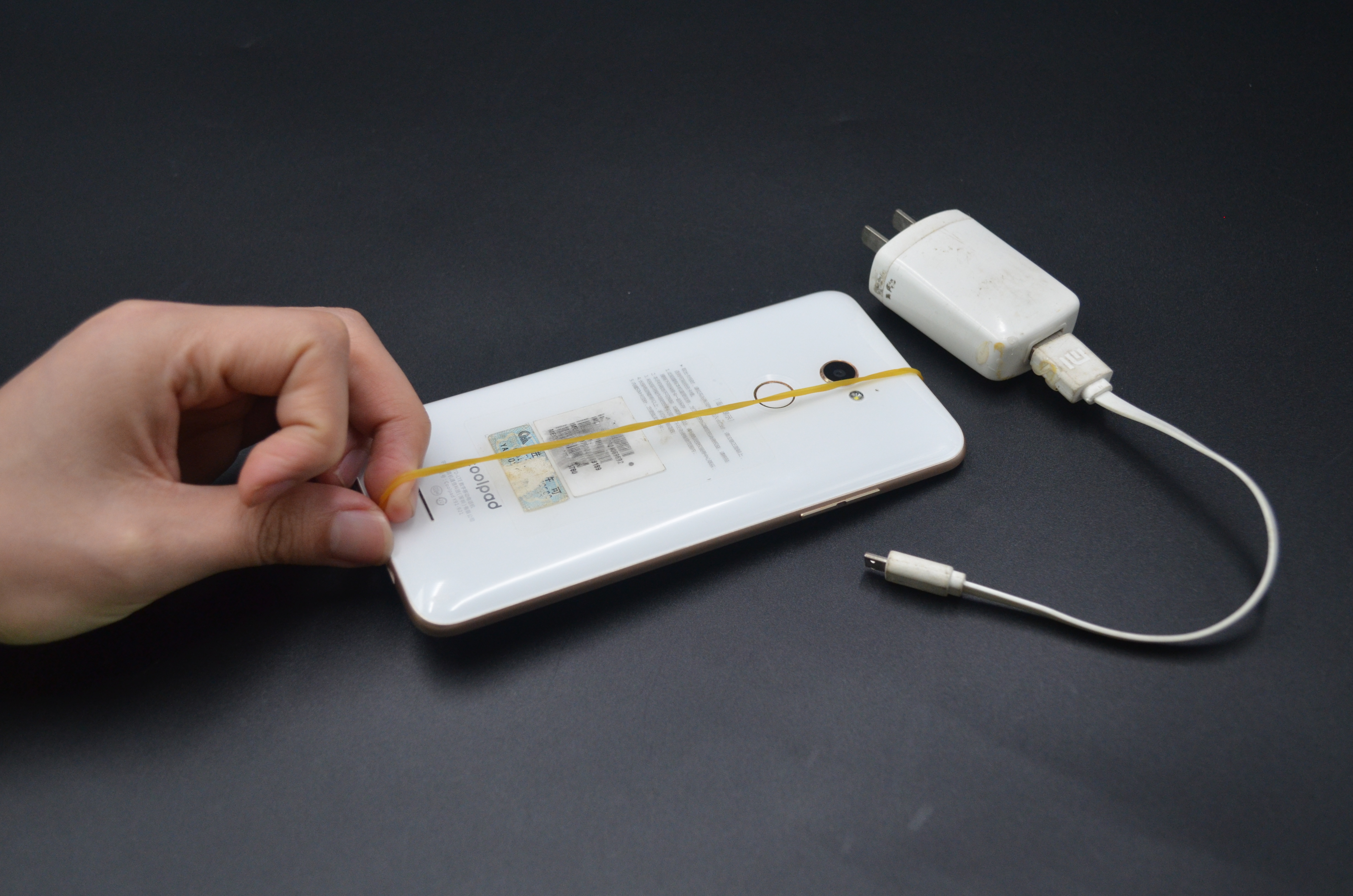 充电线插头太短怎么办,手机充电插头弯了怎么弄直