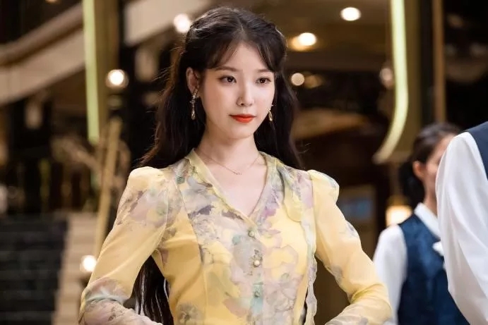 长着一张幼稚的脸，怎么驾驭“华丽感”？这两个细节告诉你真相