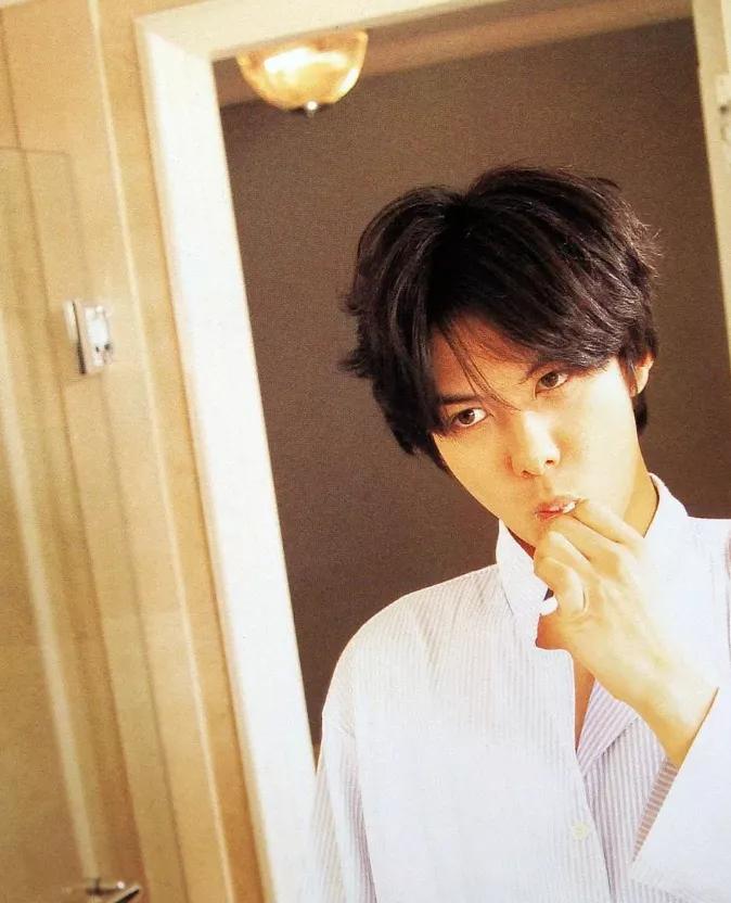 他是世纪末美少年，她帅到掰弯无数小姐姐，相恋10年不婚