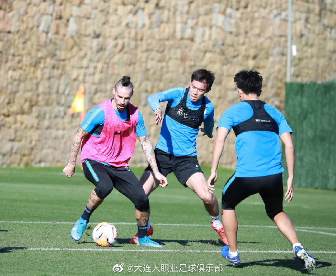 是青年才俊还是“犯规达人”?转会大连人队的吴伟,究竟啥水平