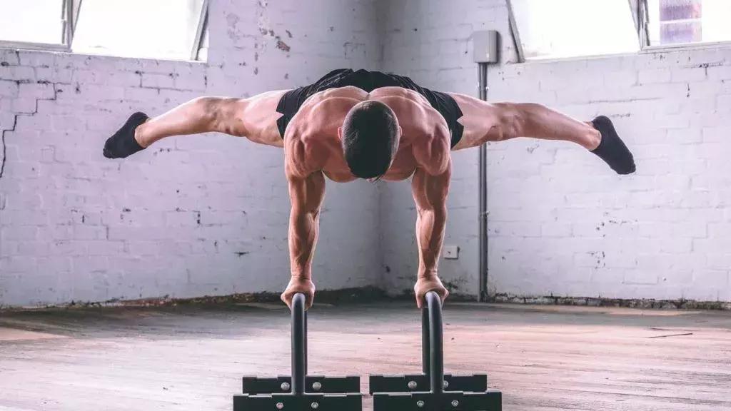 肚子突出屁股后翘正常吗,肚子大腰弯屁股翘怎么矫正