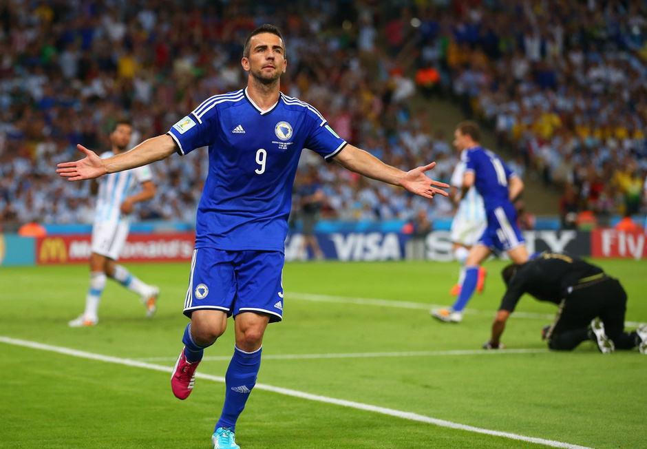 德甲沙尔克04vs勒沃库森哪队占优,足球沙尔克对勒沃库森