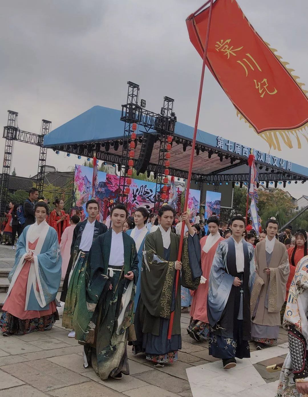 “十里一笑，钱包垮掉”，汉服中的“抢钱四巨头”，你最喜欢谁？