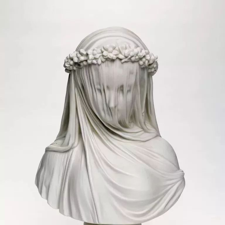 面纱掩盖着的，是一个少女的贞洁，也是整个帝国的命运