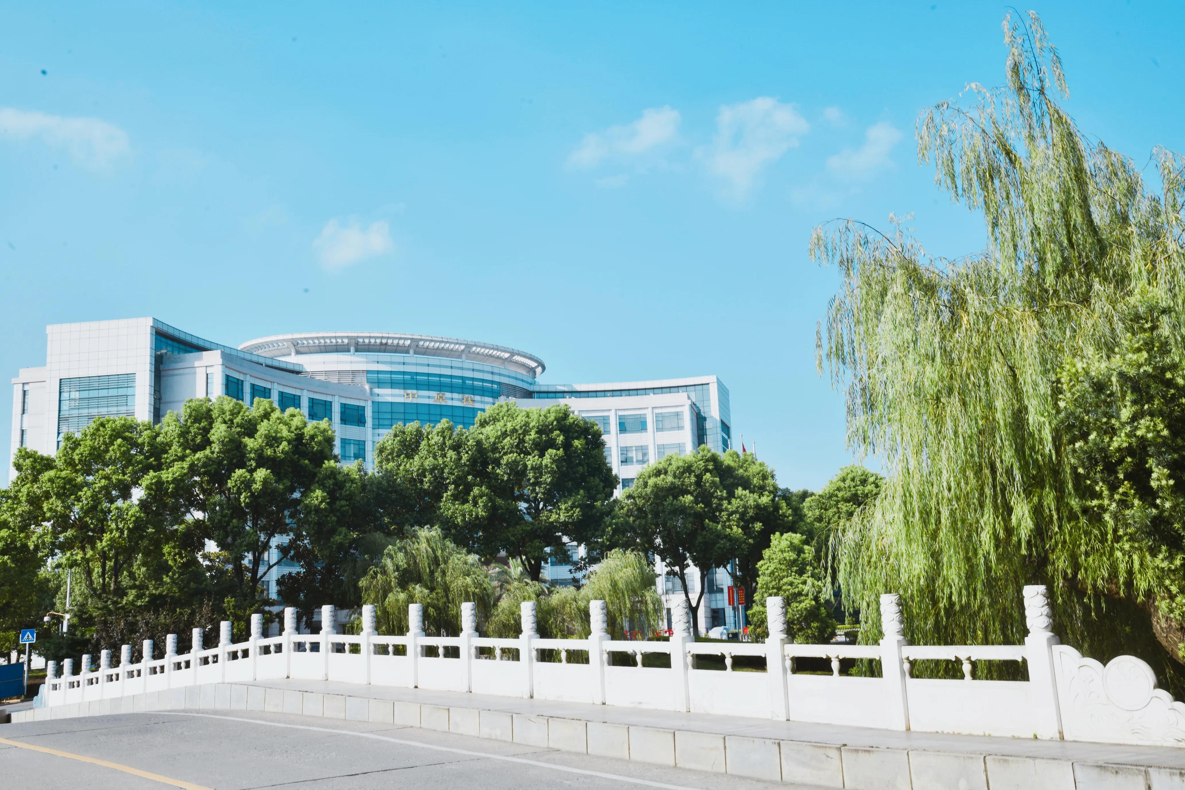 武汉高校中，最美武汉大学，“亚美”属于中南财经政法大学