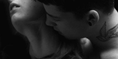 情侣之间“舔耳朵”的风险很大：小心鼓膜穿孔、听力下降