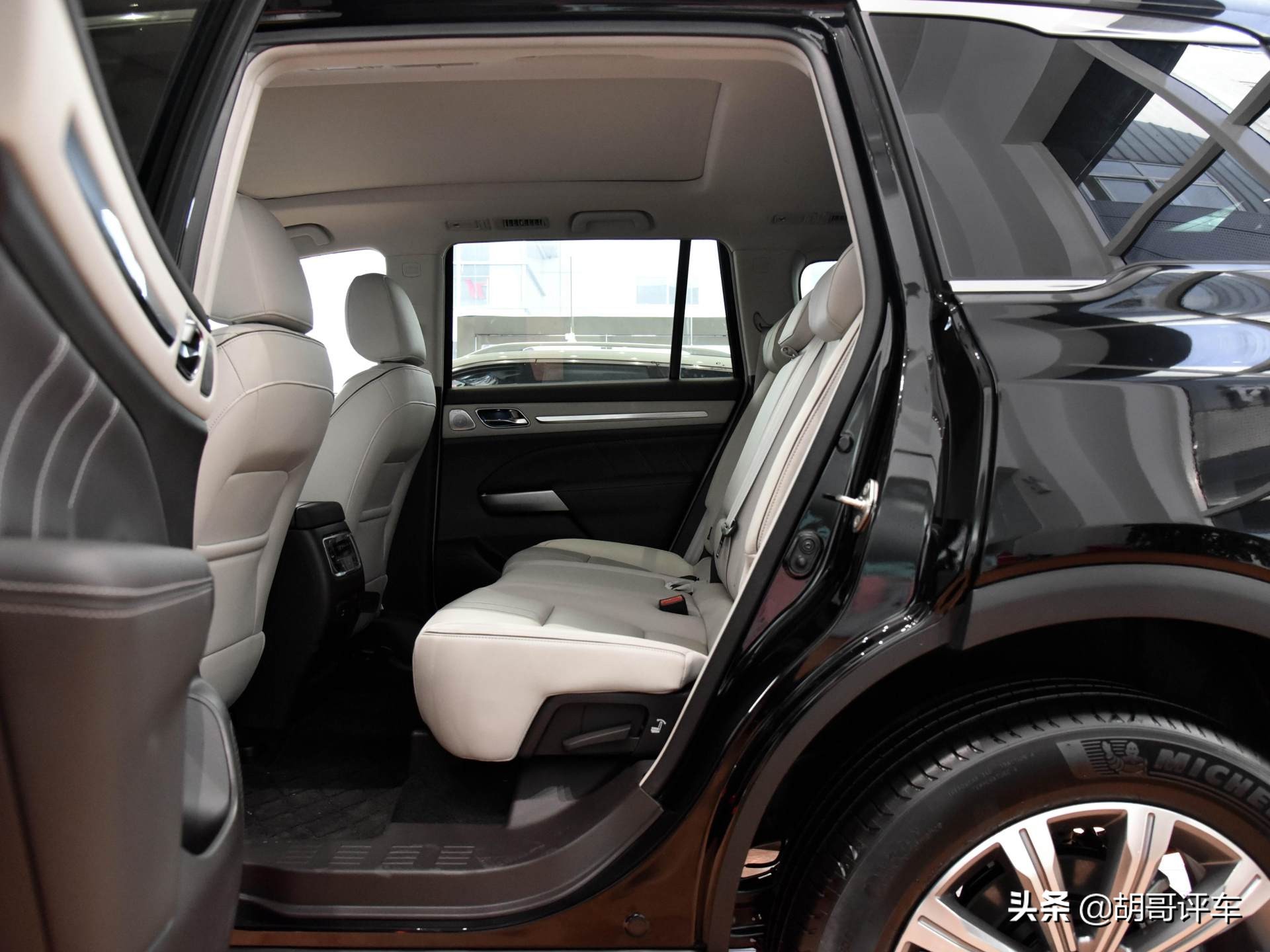 又大又高的suv,最新款黑色广汽传祺gs8高清实拍