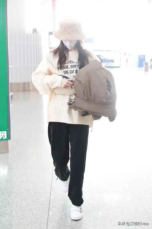 金晨逛完影城太端着,穿大码毛衣配直筒裤走机场,打扮低调过头了