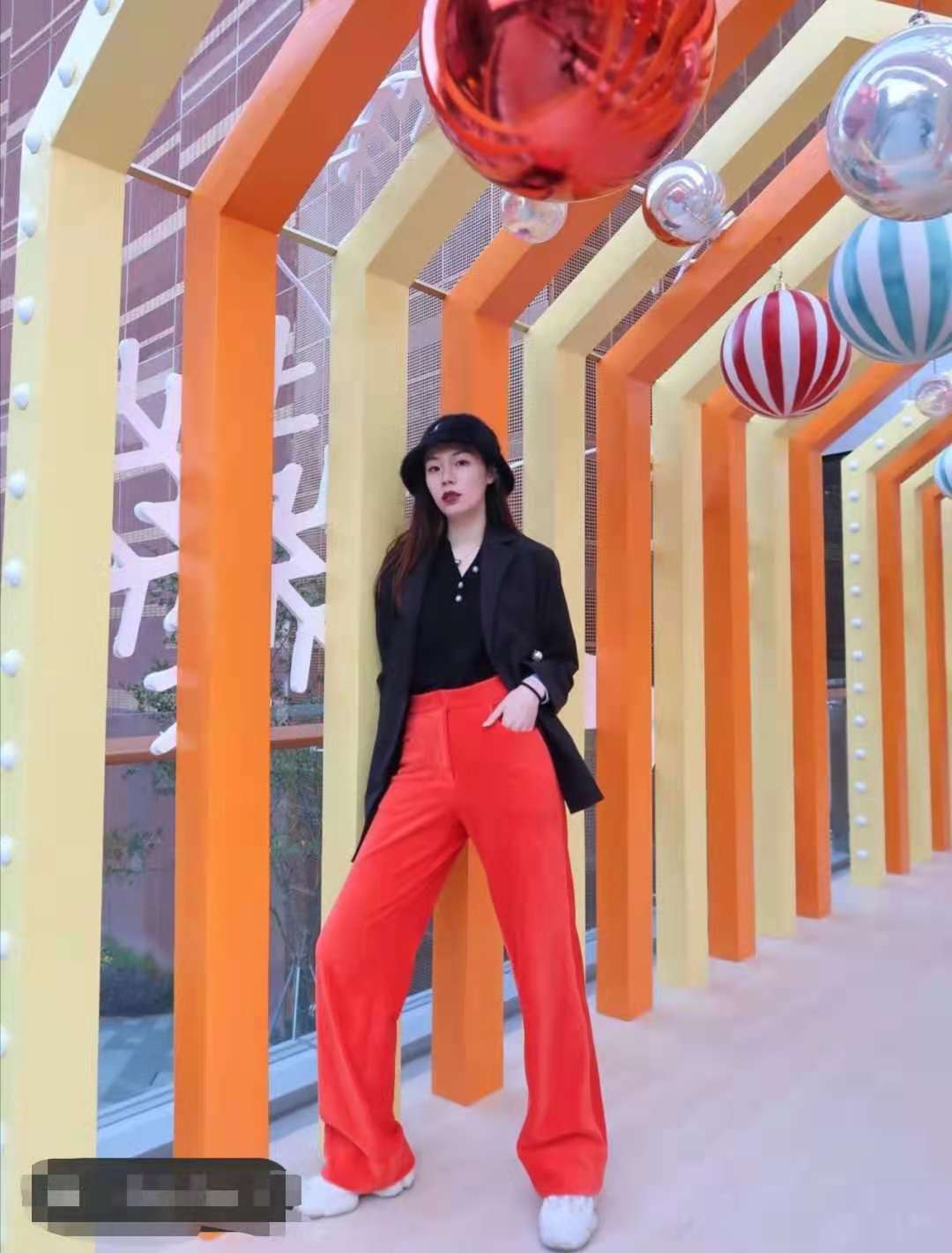 红色民族风上衣搭配什么裤子,咖啡色裤子配红色上衣好看吗