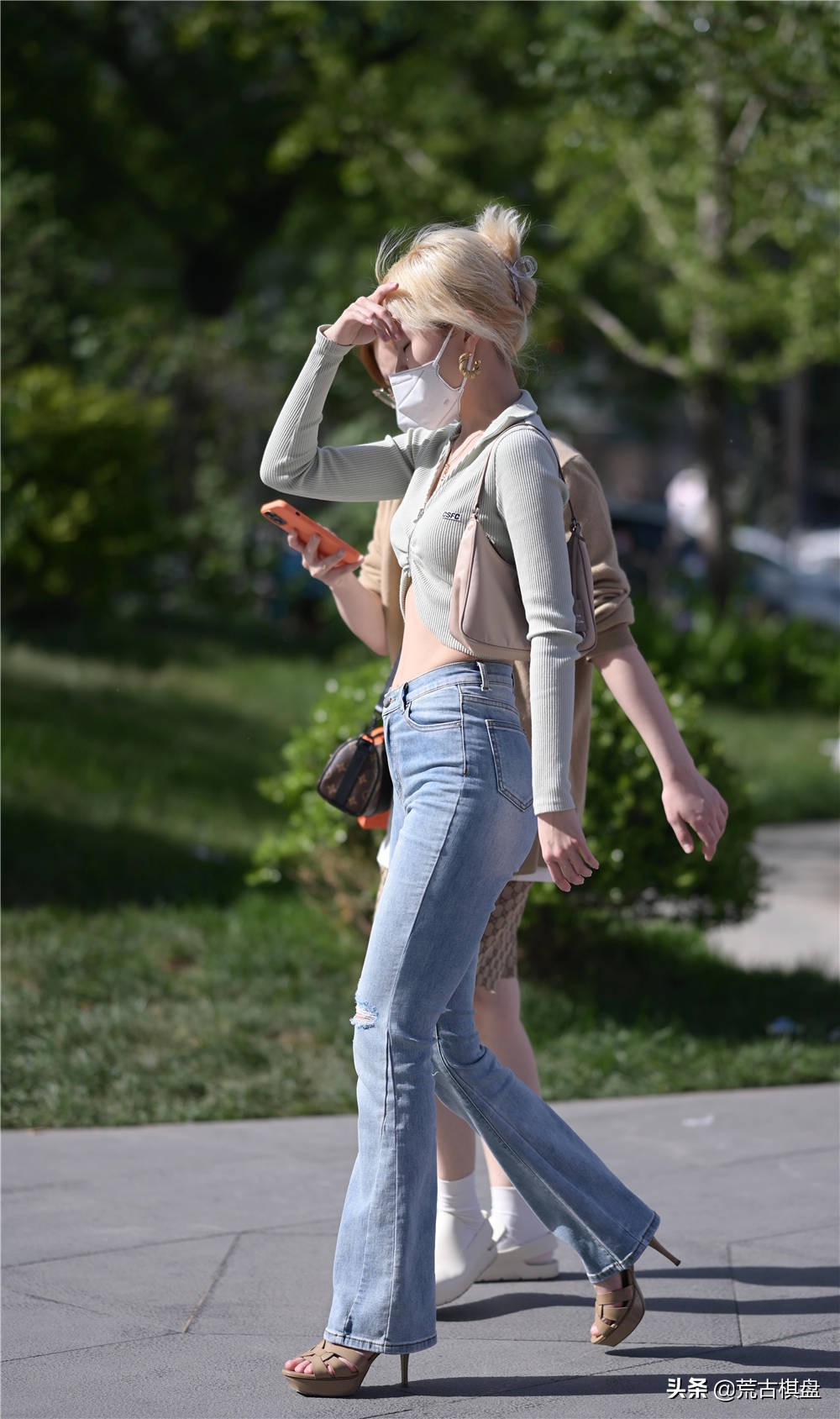 喇叭牛仔裤时尚又减龄,喇叭牛仔裤在冬季如何穿出时尚感