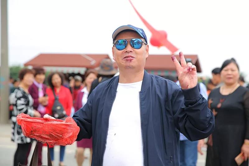 八方游客齐聚桑果紫酒节，共赴这场采桑品酿盛会