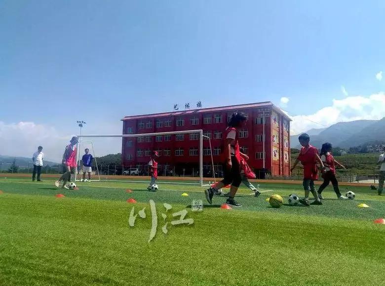 脱贫攻坚之路的新尝试丨泸州点亮彝区少年足球梦想