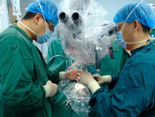 30岁男子右耳堵塞听力下降,46岁男性突然一只耳朵听力下降