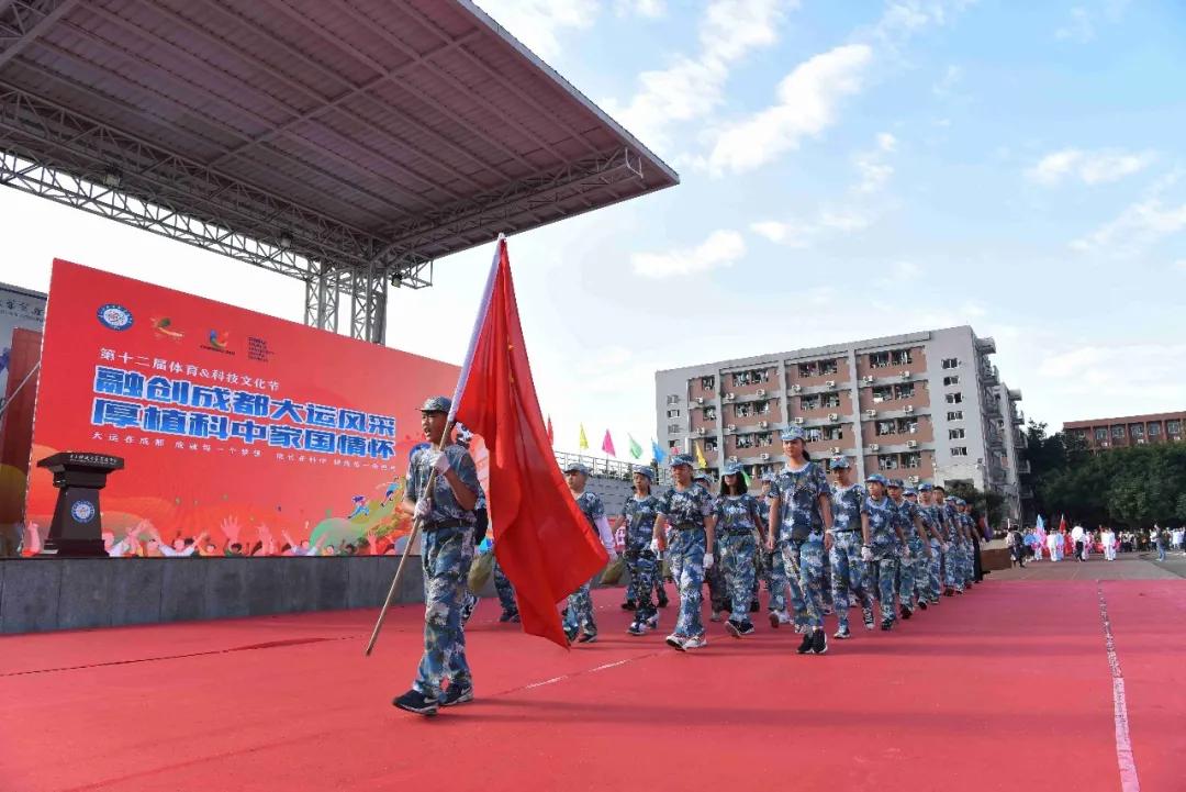 机器人在技能大赛上尬舞,机器人魔性斗舞