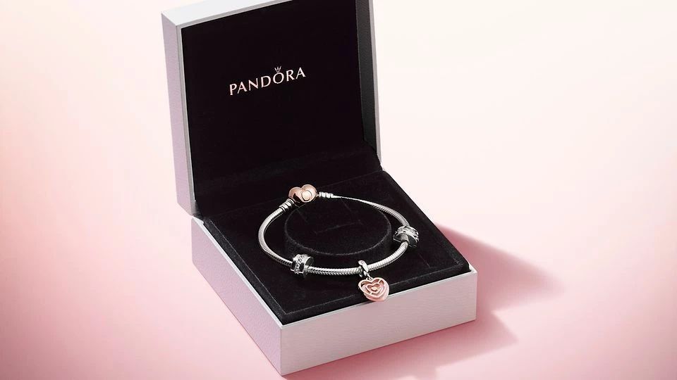 槽点满身的「​潘多拉」，如何靠仪式感圈钱？