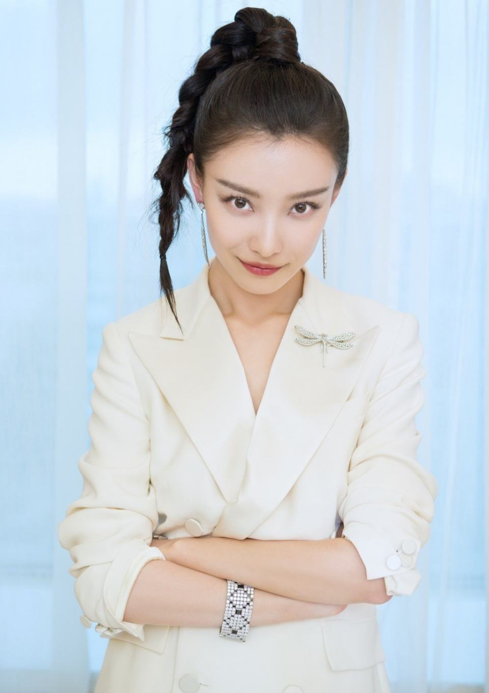 女生该怎么扎高马尾才最好看,有些女生扎马尾和不扎马尾